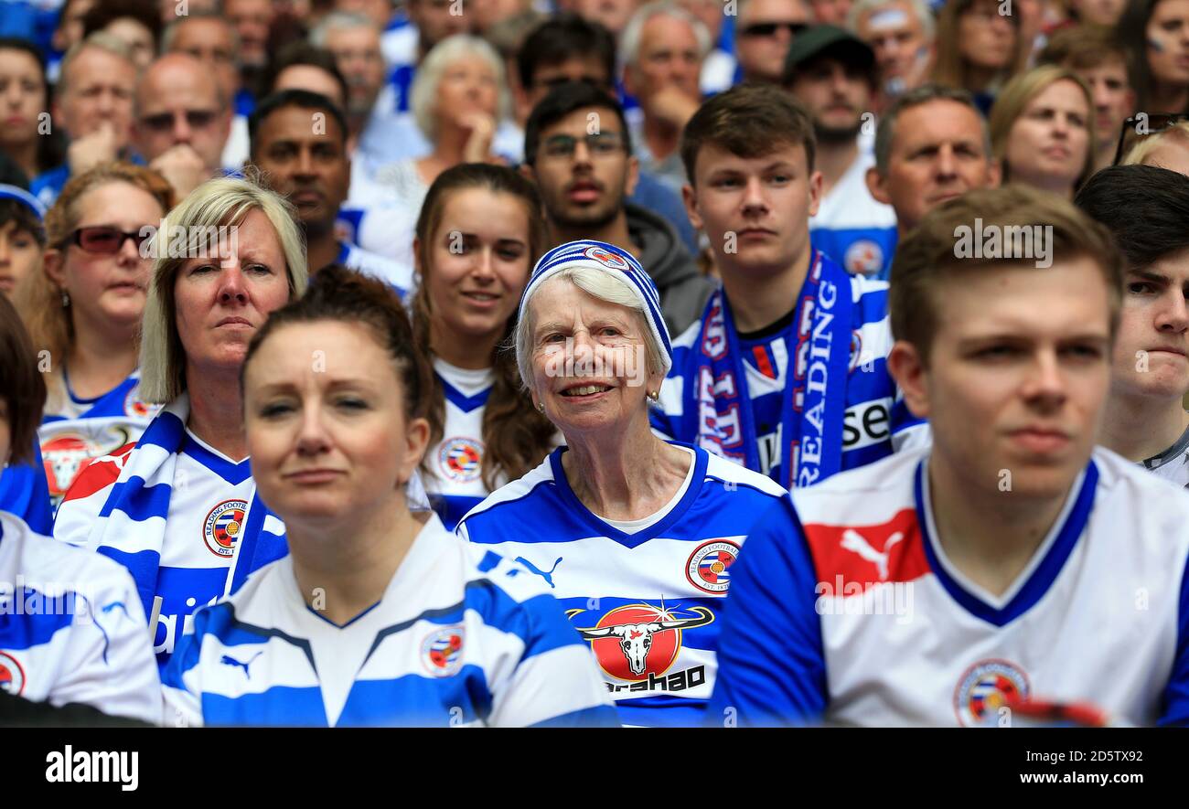 La lettura di tifosi sulle tribune Foto Stock