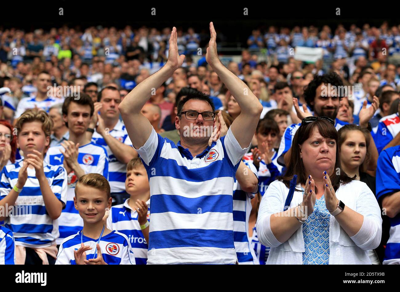 La lettura di tifosi sulle tribune Foto Stock