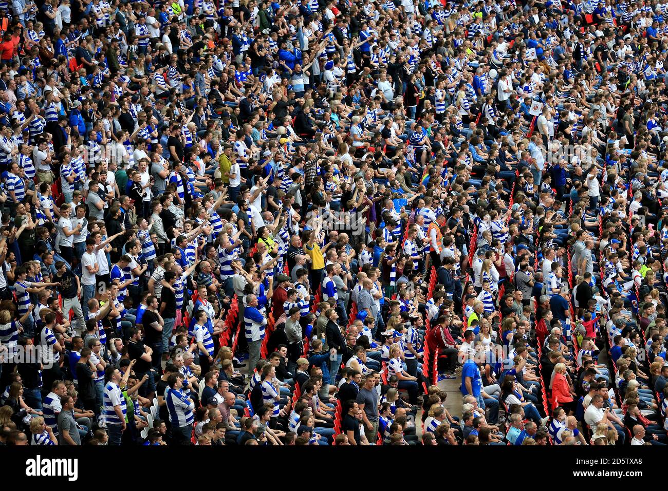 La lettura di tifosi sulle tribune Foto Stock