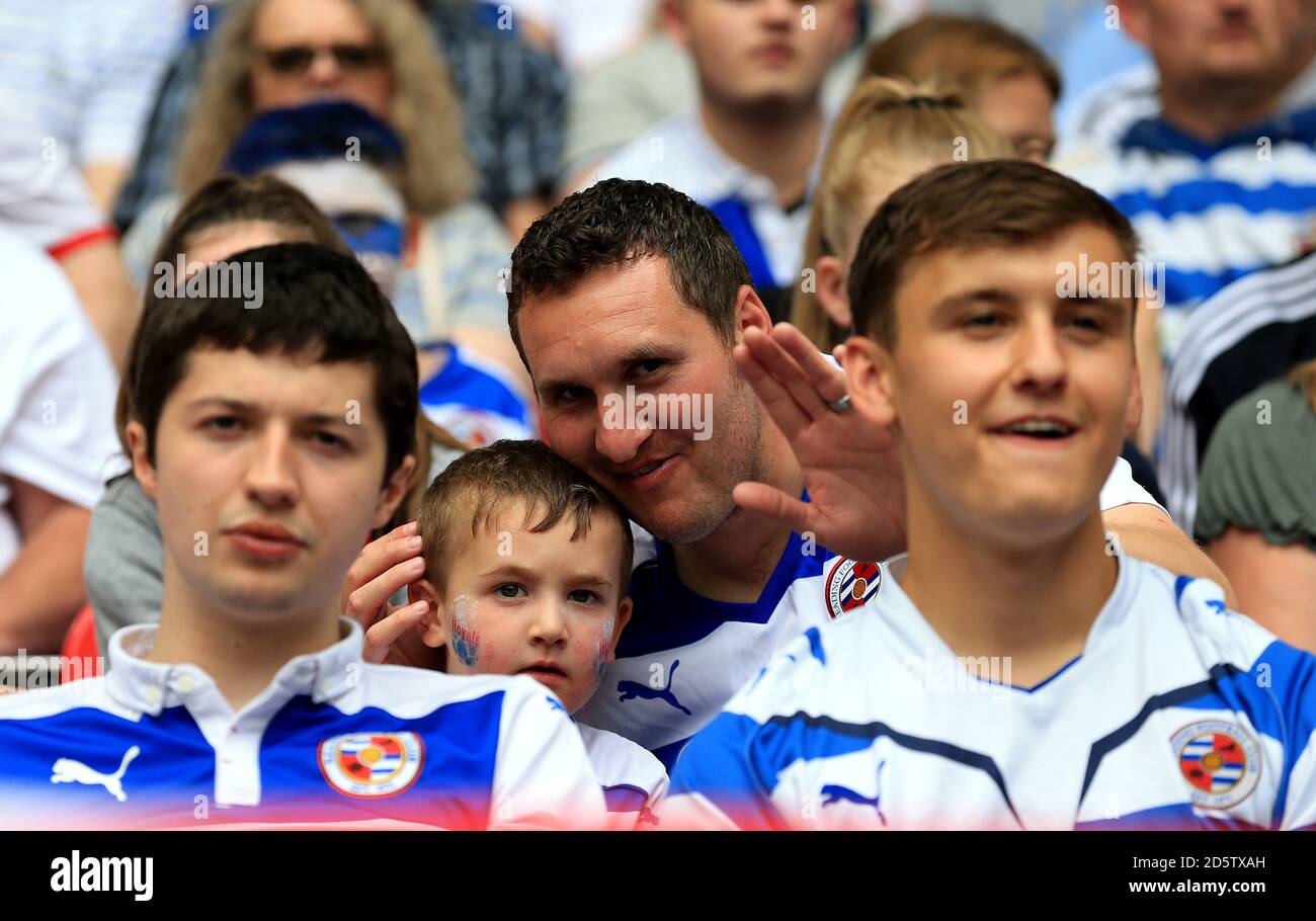La lettura di tifosi sulle tribune Foto Stock