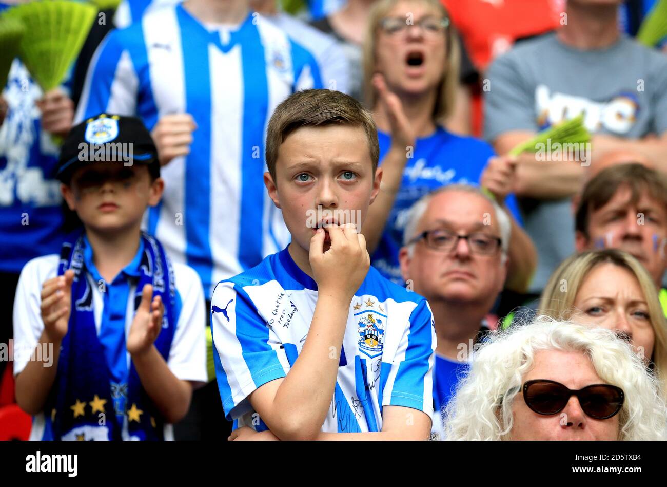 Un giovane fan di Huddersfield Town Foto Stock