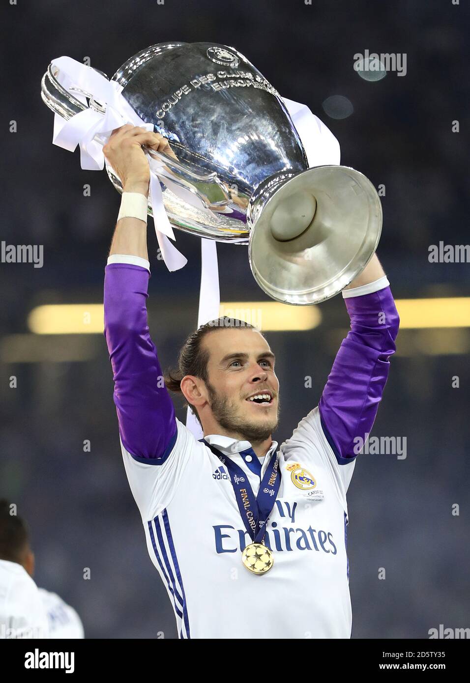 Gareth Bale del Real Madrid festeggia con il trofeo dopo la finale della Champions  League 2017 che si è tenuta allo stadio nazionale di Cardiff Foto stock -  Alamy