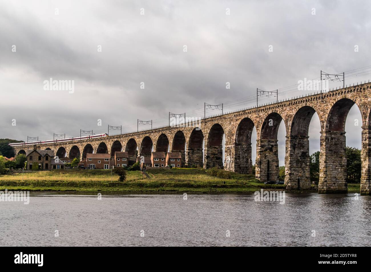 Ponte che attraversa il fiume Tweed a Berwick Upon Tweed Foto Stock