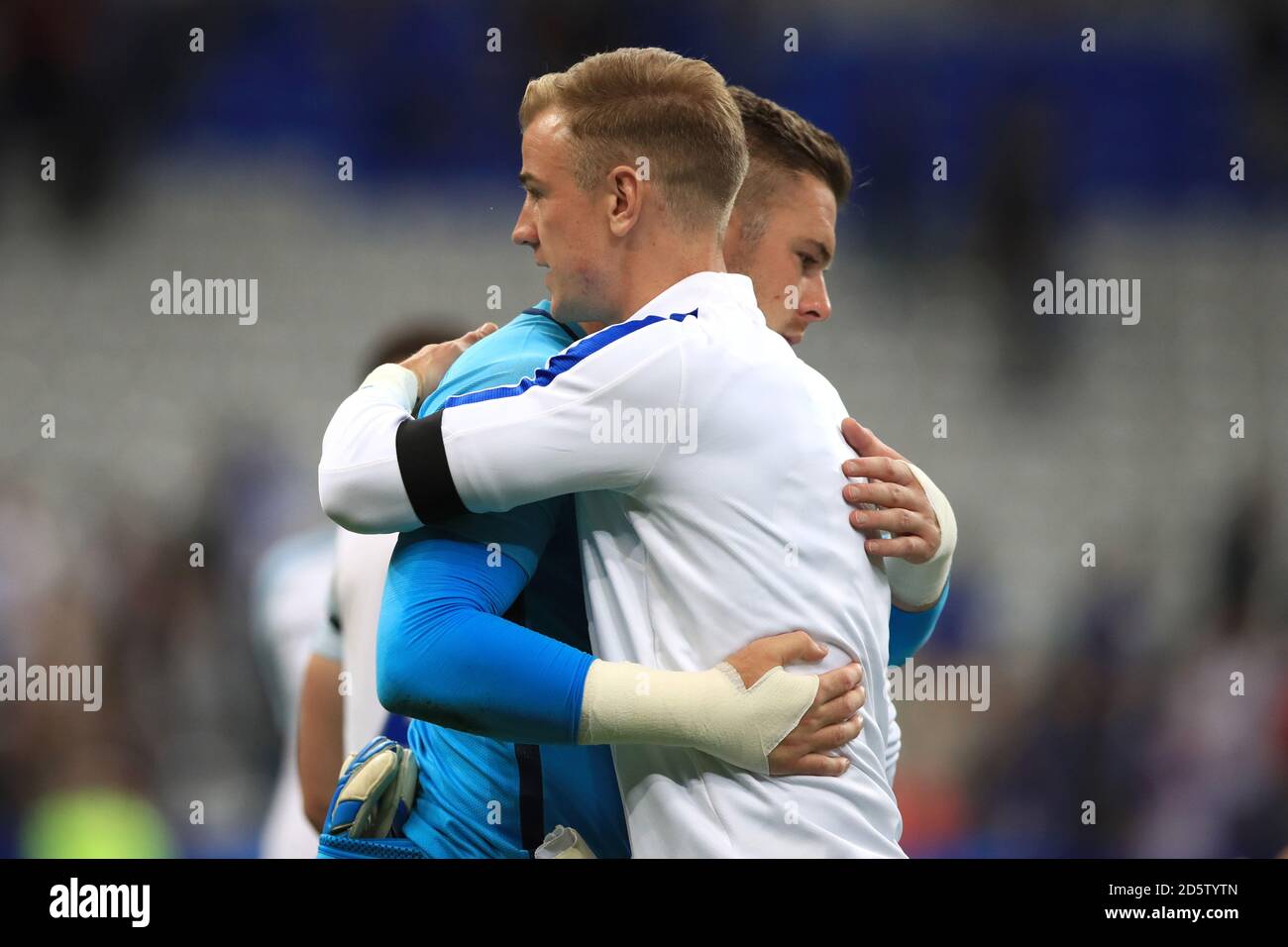 I portieri dell'Inghilterra Jack Butland e Joe Hart abbracciano dopo il fischio finale Foto Stock