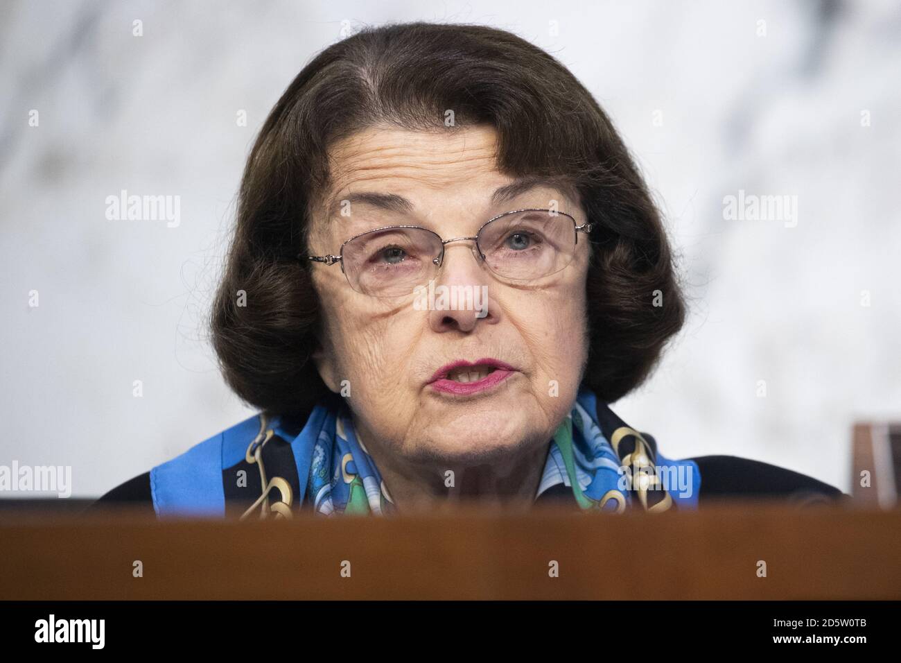 Washington, Stati Uniti. 14 ottobre 2020. Diane Feinstein, D-Calif., membro della classifica, interviene durante l'audizione di conferma del Comitato giudiziario del Senato sulla nomina di Amy Coney Barrett per la Giustizia associata della Corte Suprema, a Capitol Hill a Washington, DC mercoledì 14 ottobre 2020. Se confermato, Barrett sostituirà Justice Ruth Bader Ginsburg, morto il mese scorso. Foto in piscina di Michael Reynolds/UPI Credit: UPI/Alamy Live News Foto Stock