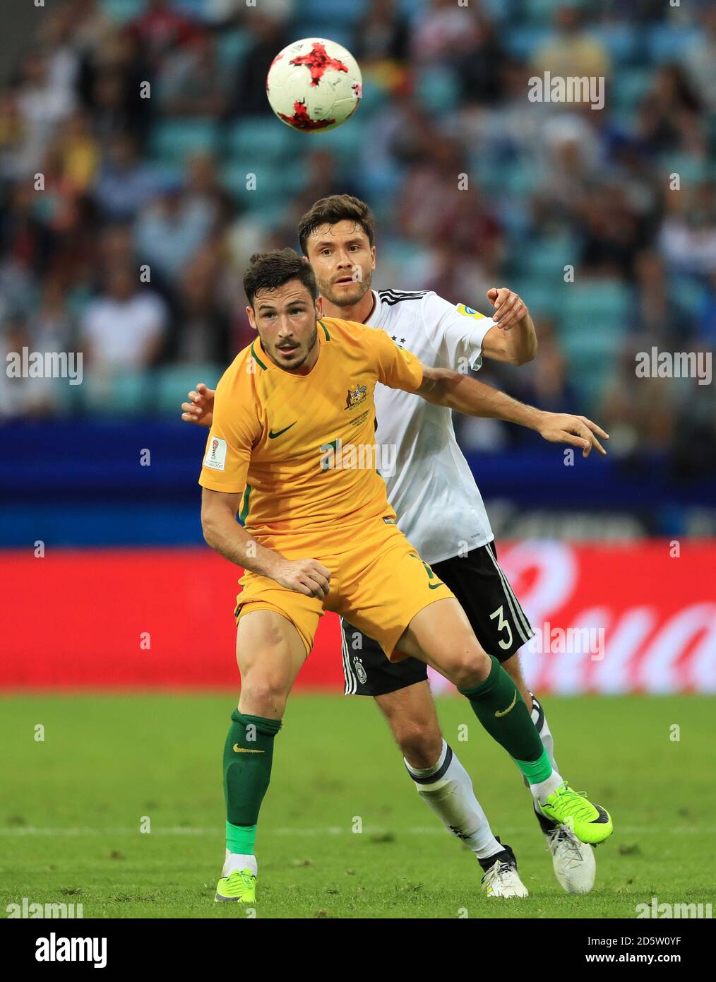 Il Mathew Leckie australiano (a sinistra) e Jonas Hector tedesco in azione Foto Stock