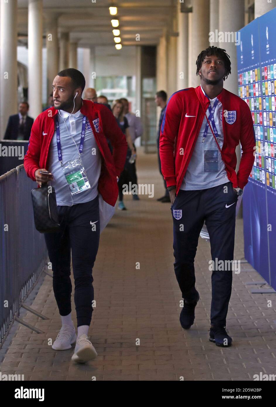 Nathan Redmond in Inghilterra (a sinistra) e Nathaniel Chalobah prima del Campionato europeo UEFA Under-21, Gruppo A alla Kolporter Arena di Kielce Foto Stock