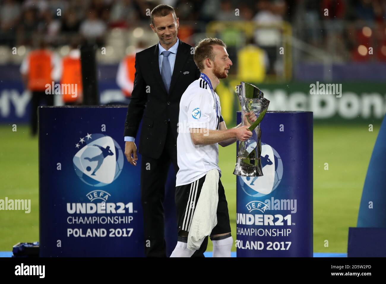 Maximilian Arnold (a destra) della Germania dopo essere stato presentato l'UEFA europeo Campionato Under-21 di aleksander Ceferin, presidente della UEFA Foto Stock