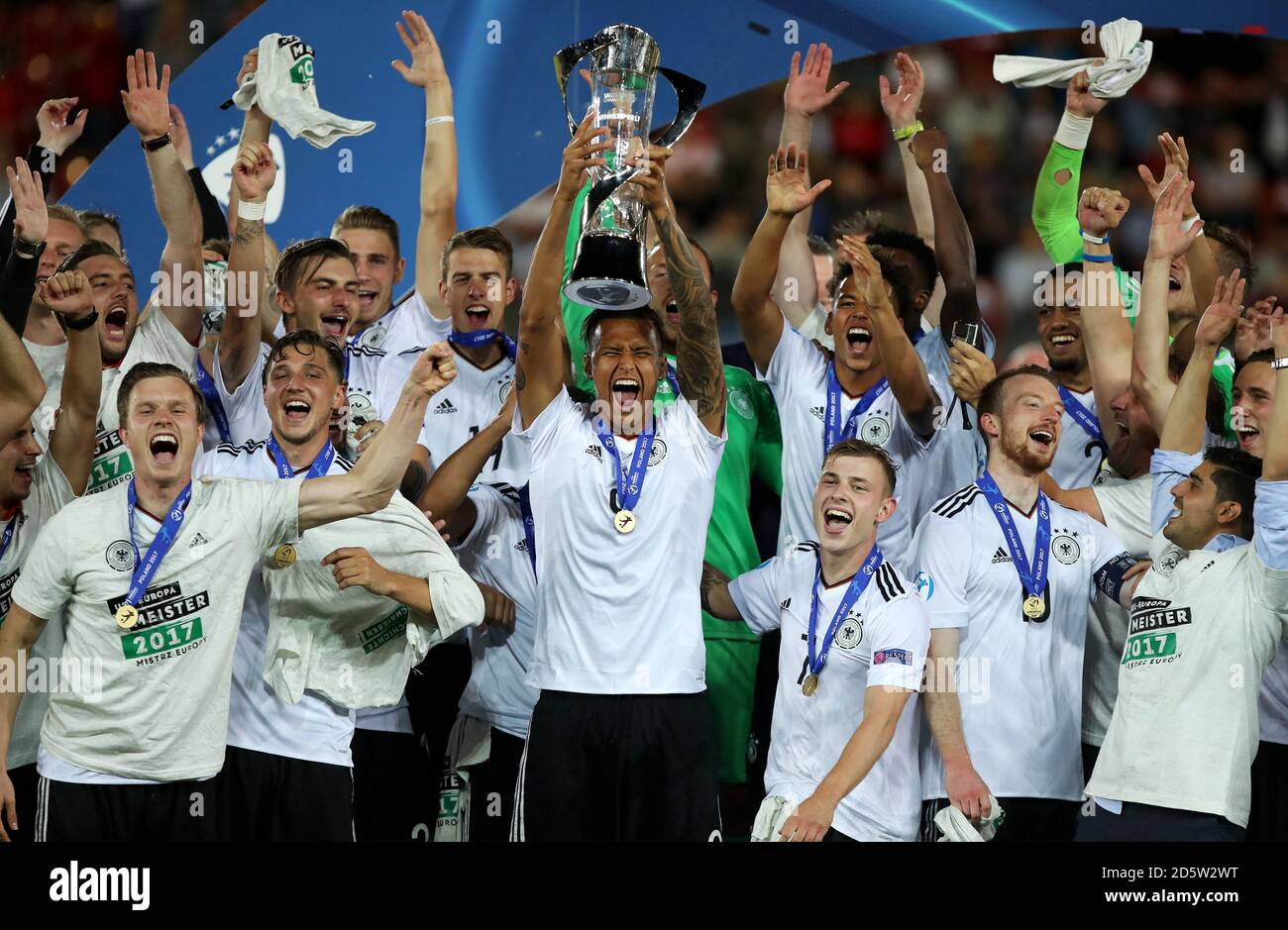 DAVIE Selke, in Germania, solleva il trofeo europeo UEFA Under-21 Championship Foto Stock