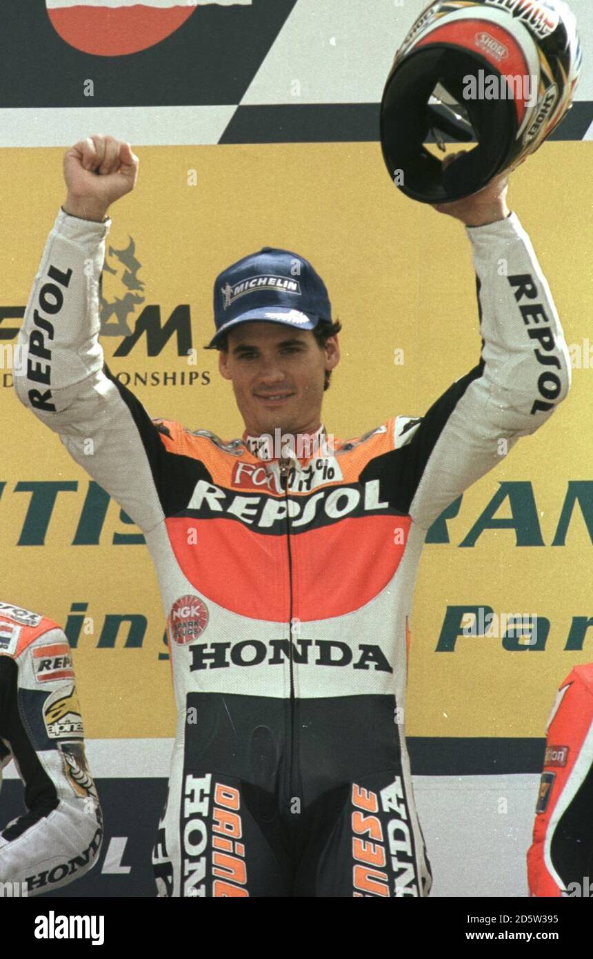 Alex Criville celebra la sua vittoria in 500cc al Donington Park Foto Stock