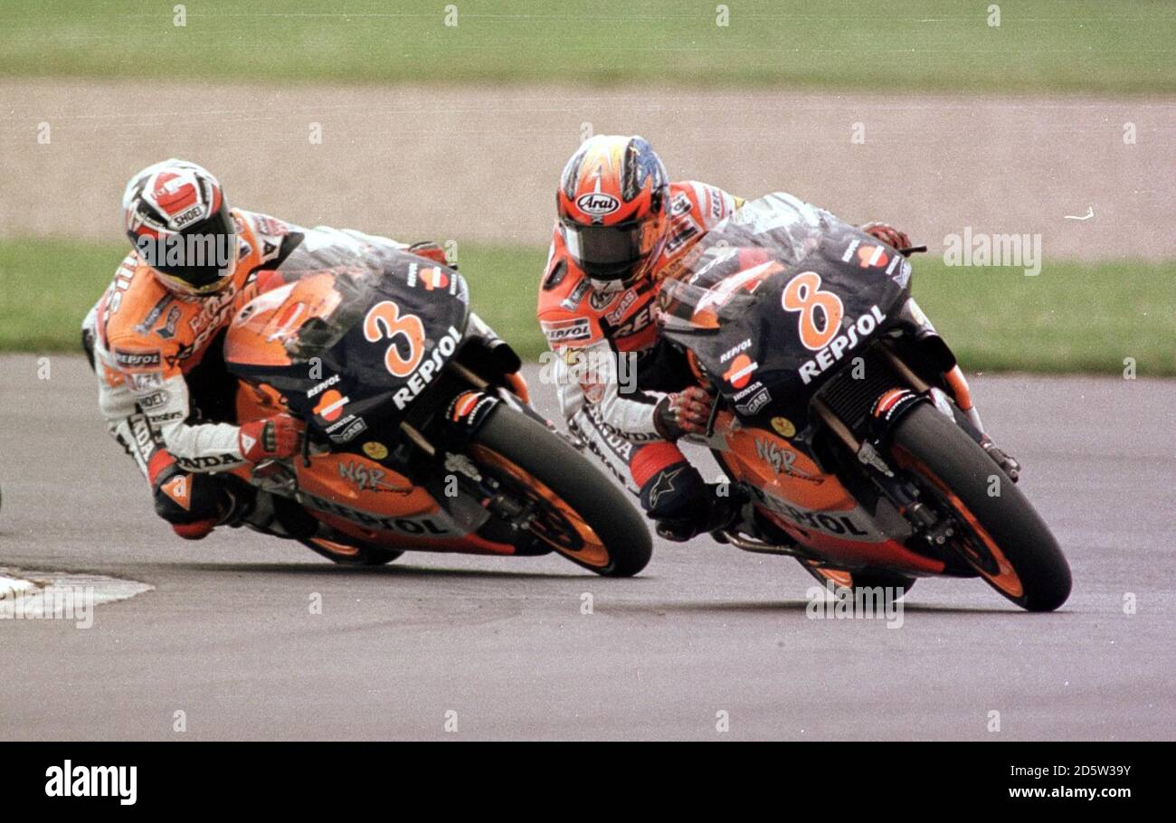 Il vincitore Alex Criville si aggiudica il secondo placeman e il compagno di squadra Tadayuki Okada durante la gara della 500cc Foto Stock