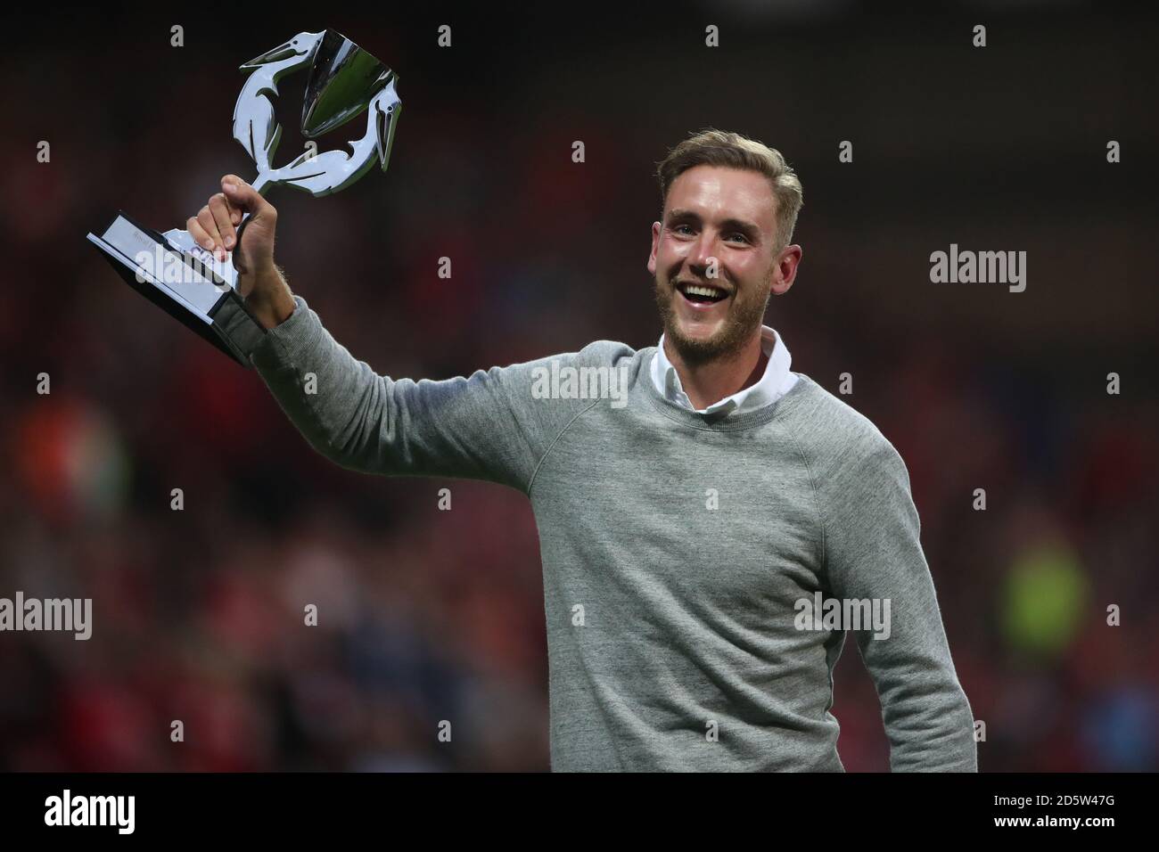 Stuart Broad del Nottinghamshire mostra la Royal London Cup in Davanti ai fan di Notts County e Nottingham Forest a Meadow Corsia Foto Stock