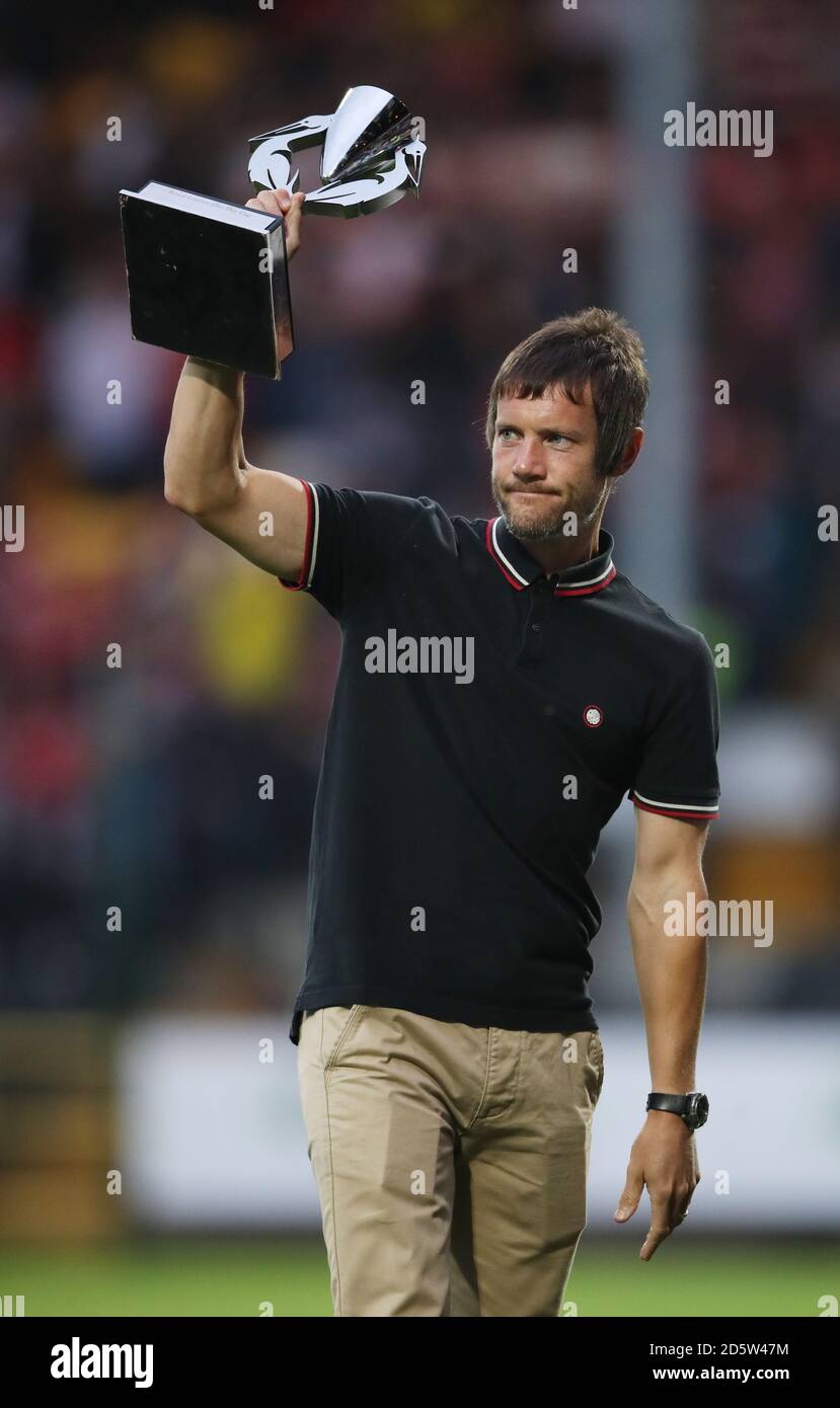 Il capitano del Nottinghamshire Chris Read mostra la Royal London Cup Di fronte ai fan di Notts County e Nottingham Forest Meadow Lane Foto Stock