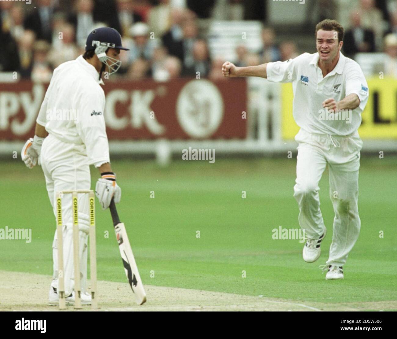 Mark Ramprakash in Inghilterra è fuori lbw per il Dion della Nuova Zelanda Nash Foto Stock