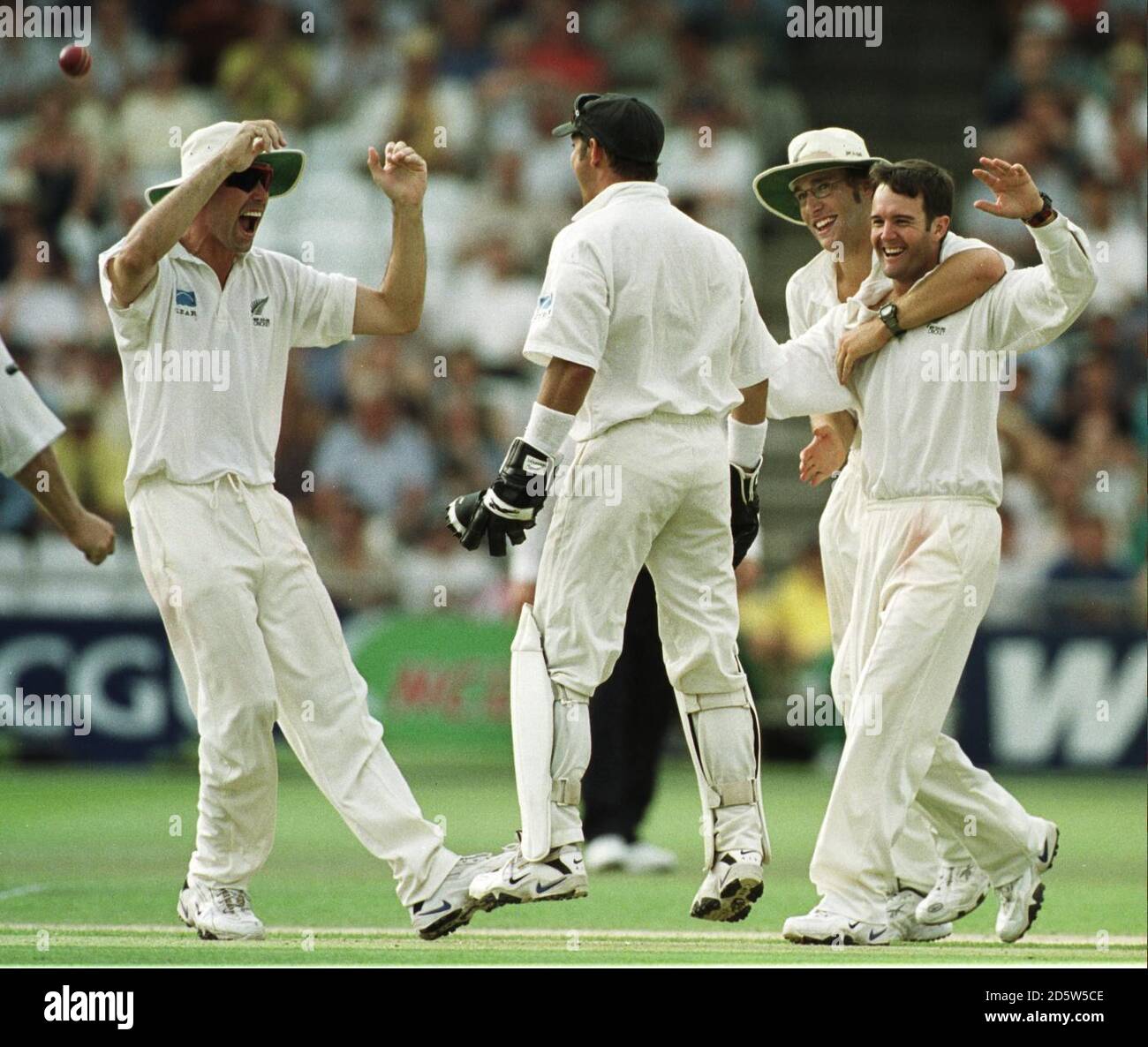 Il capitano della Nuova Zelanda Stephen Fleming (a sinistra) festeggia con Adam Parore (al centro) Dopo che il wicketkeeper catturò Mark Ramprakash dell'Inghilterra fuori dal bowling Di Nathan Astle (a destra con Daniel vettori) Foto Stock