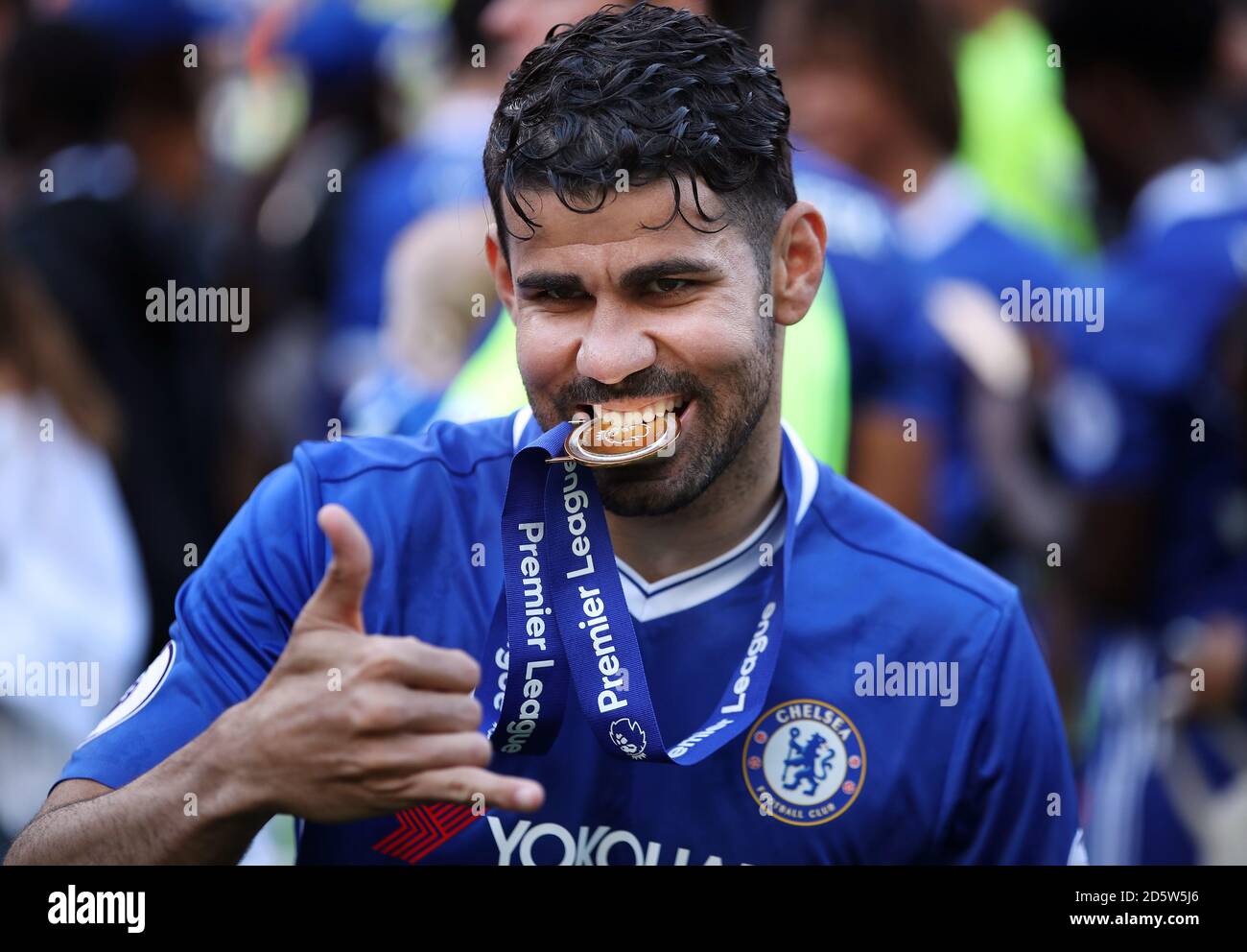 Diego Costa di Chelsea festeggia con la medaglia del suo vincitore della Premier League Foto Stock
