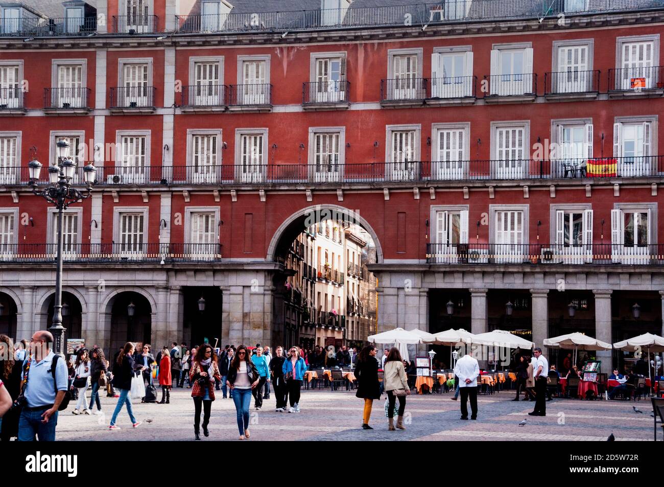 Plaza Mayor a Madrid, Spagna, enorme ingresso ad arco. Foto Stock