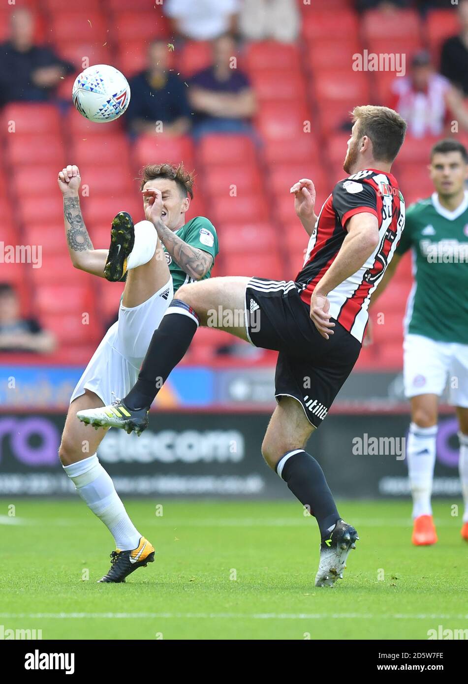 Jack o'Connell (a destra) di Sheffield United combatte con Josh McEachran di Brentford Foto Stock