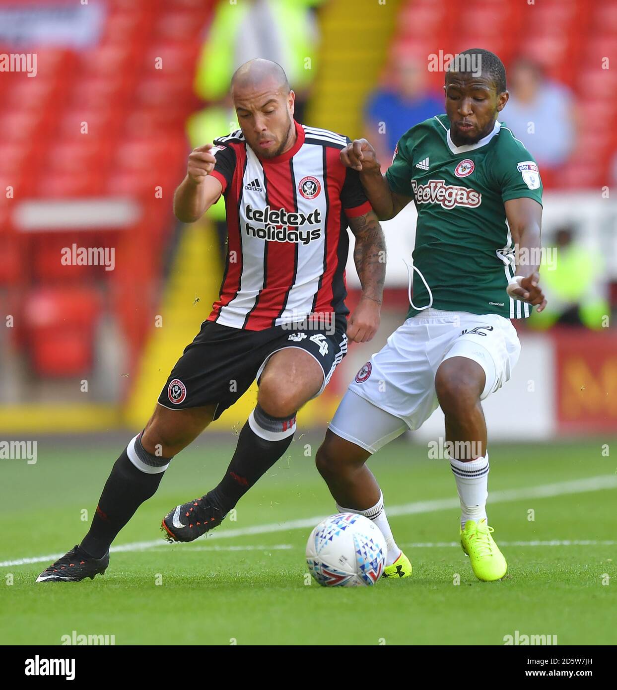 Sheffield United's Samir Carruthers (a sinistra) combatte con il Kamohelo Mokotjo di Brentford Foto Stock