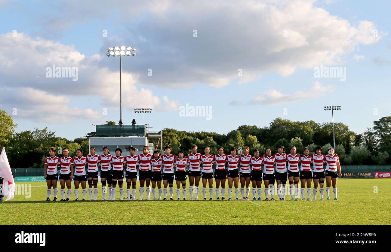 La squadra giapponese è in piedi per l'inno nazionale Foto Stock