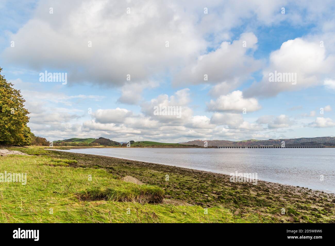 Vista su Morecambe Bay, Ulverston verso il ponte ferroviario in testa alla baia. Foto Stock