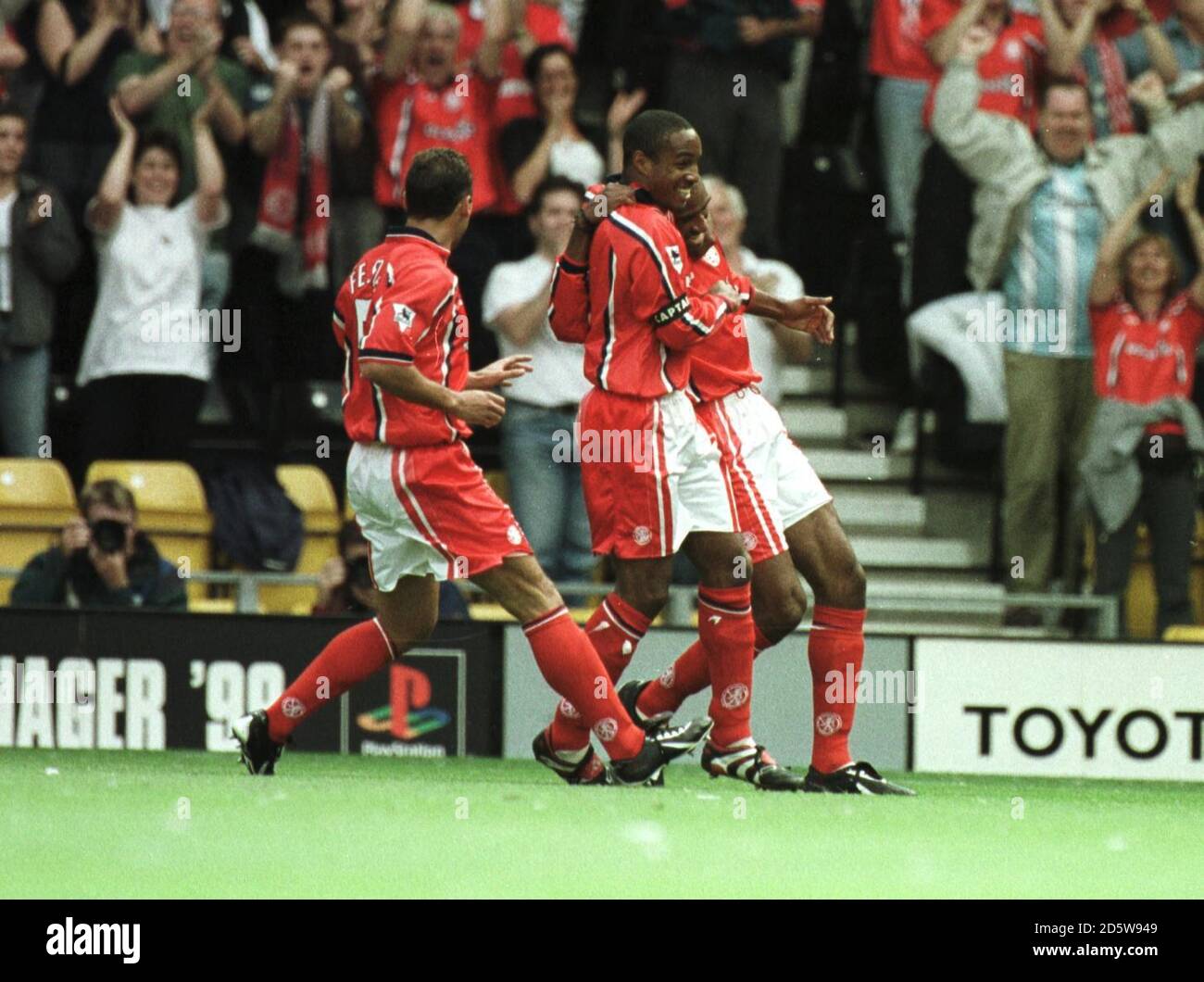 l-r; Gianluca Festa di Middlesbrough e Paul Ince si congratulano con Brian Deane Foto Stock