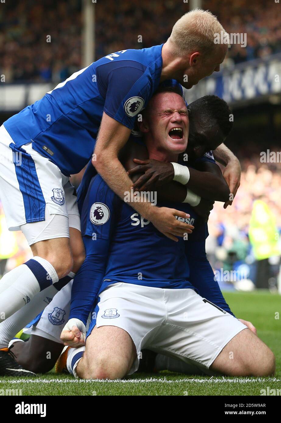 Wayne Rooney di Everton celebra il primo obiettivo del suo fianco il gioco Foto Stock
