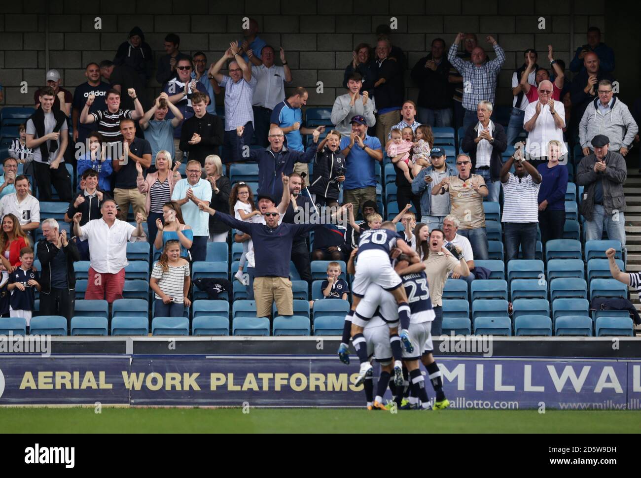 George Saville di Millwall celebra il primo gol della sua squadra Bolton Wanderers Foto Stock