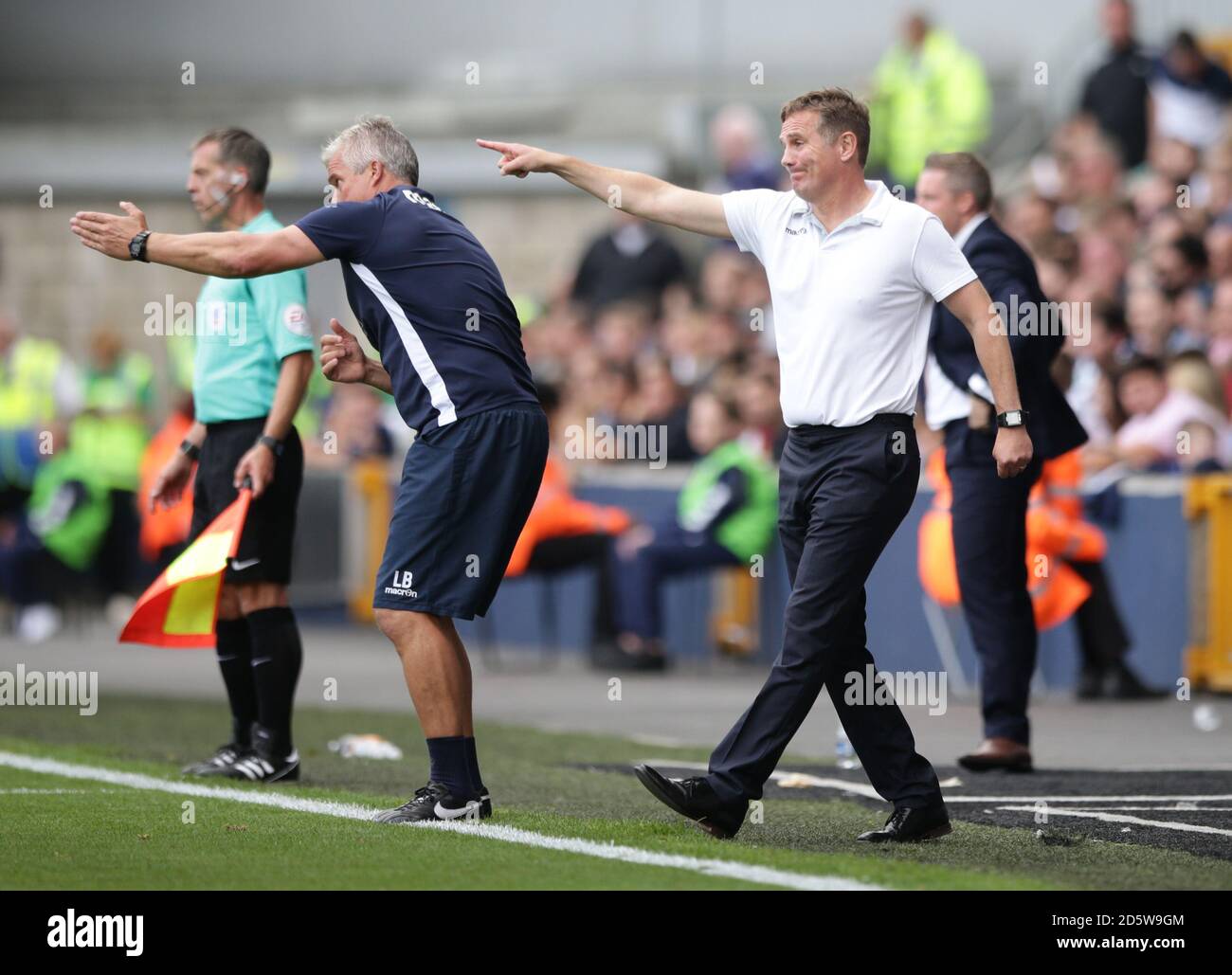 Il manager di Bolton Wanderers Phil Parkinson (a destra) gesta durante la sua squadra Combaciare con Millwall Foto Stock