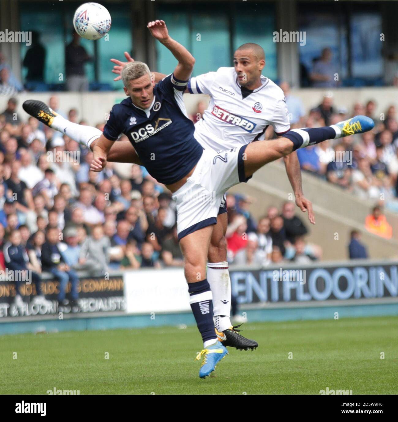 Darren Pratley di Bolton Wanderers e Steve Morison di Millwall la sfera Foto Stock