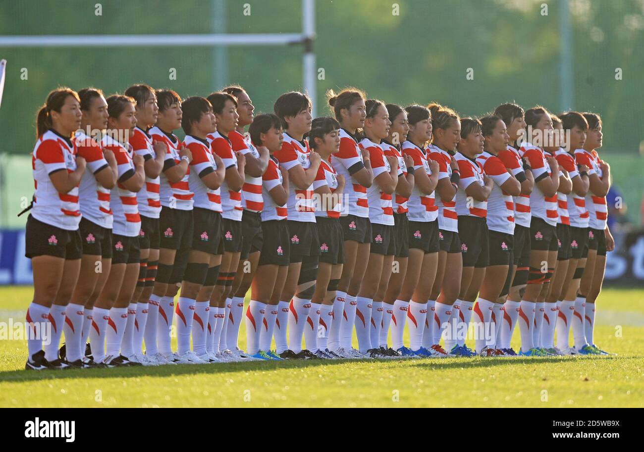 La squadra giapponese è in piedi per l'inno nazionale Foto Stock