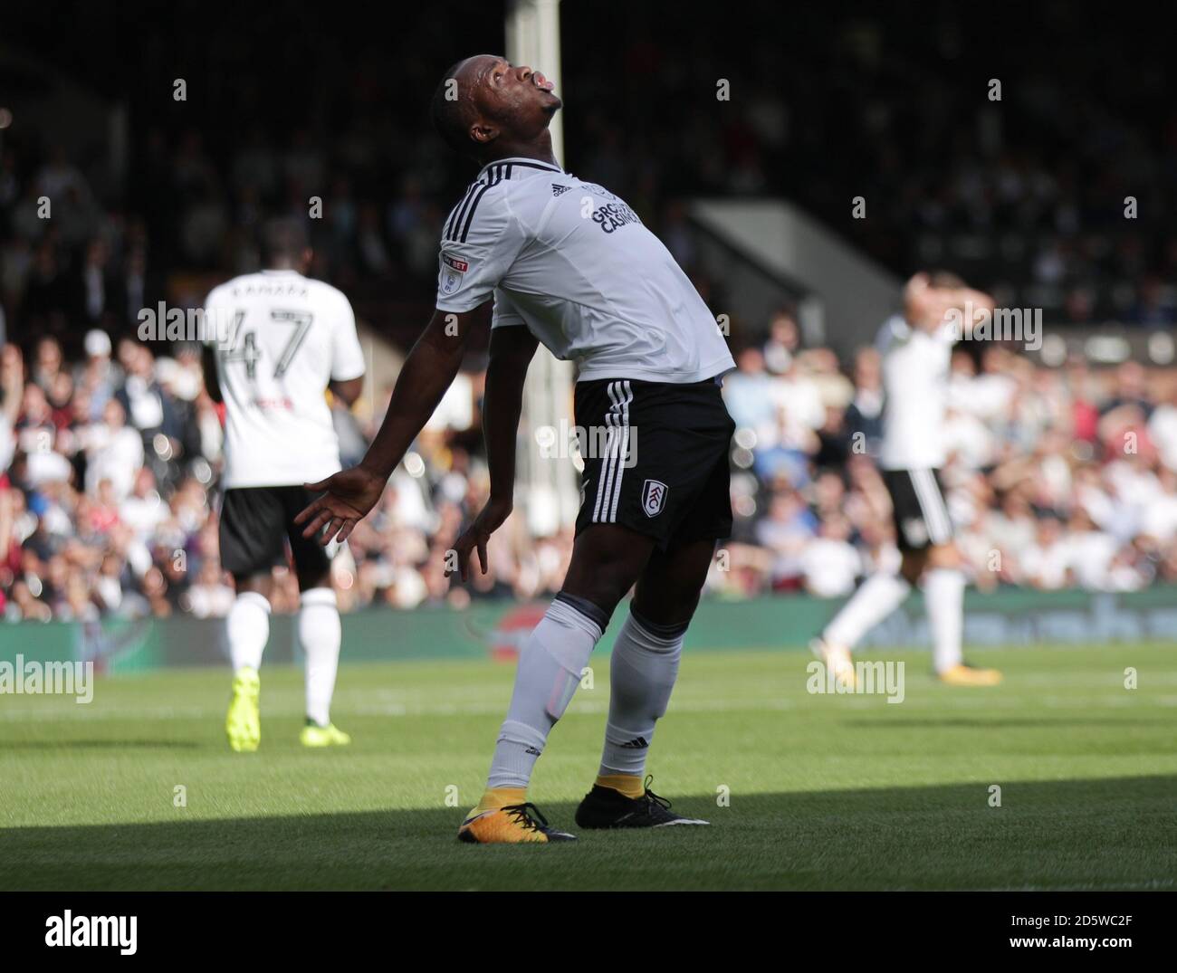 Neeskens Kebano di Fulham reagisce dopo che un fallo è stato dato contro lui Foto Stock