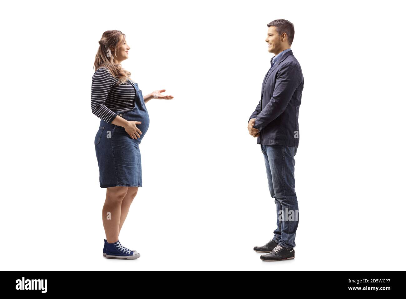 Foto di profilo di lunghezza completa di una moglie incinta che parla con suo marito isolato su sfondo bianco Foto Stock