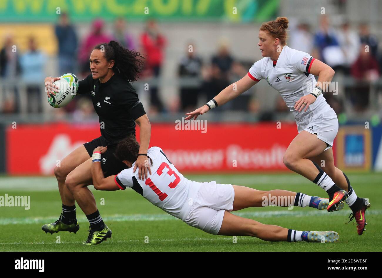 Portia Woodman della Nuova Zelanda affrontata da Nicole Heavirland degli Stati Uniti durante la Coppa del mondo delle Donne 2017, partita semi finale al Kingspan Stadium di Belfast. Foto Stock