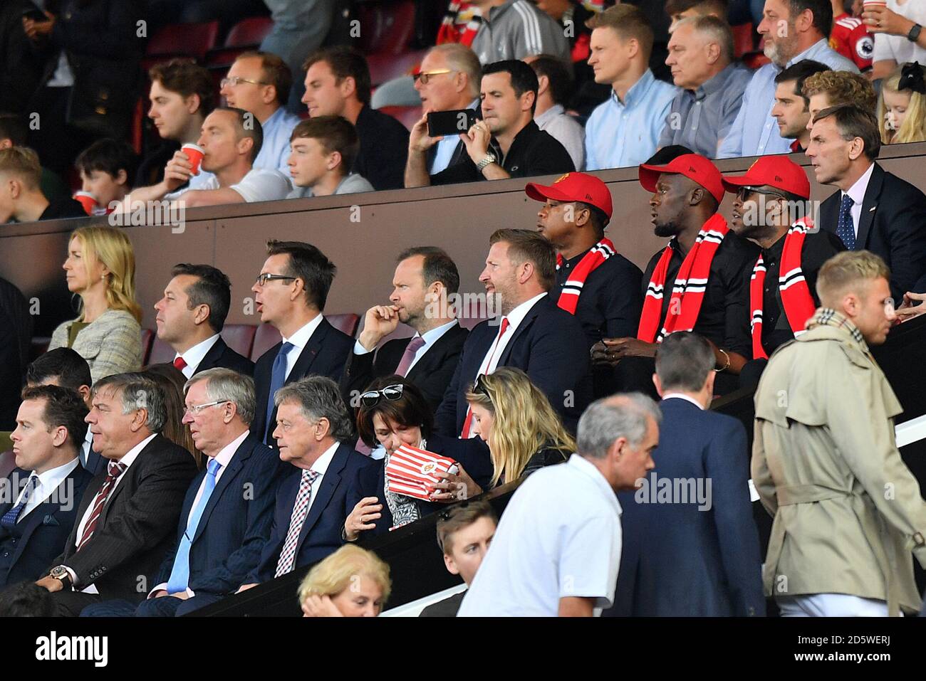 Lo sprinter giamaicano Usain Bolt (fila posteriore, centro), l'ex manager  Manchester United Sir Alex Ferguson (prima fila, centro) e l'ex manager  inglese Sam Allardyce (prima fila, seconda a sinistra) guardano negli stand