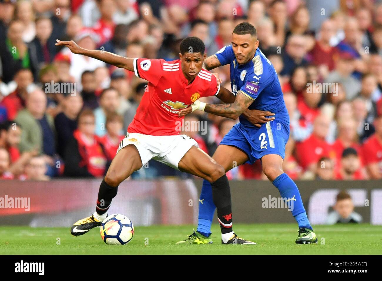 Marcus Rashford A Sinistra Di Manchester United E Danny Simpson Di Leicester City Combatti Per La Palla Foto Stock Alamy Marcus Rashford A Sinistra Di Manchester United E Danny Simpson Di Leicester City Combatti Per La Palla Foto Stock Alamy