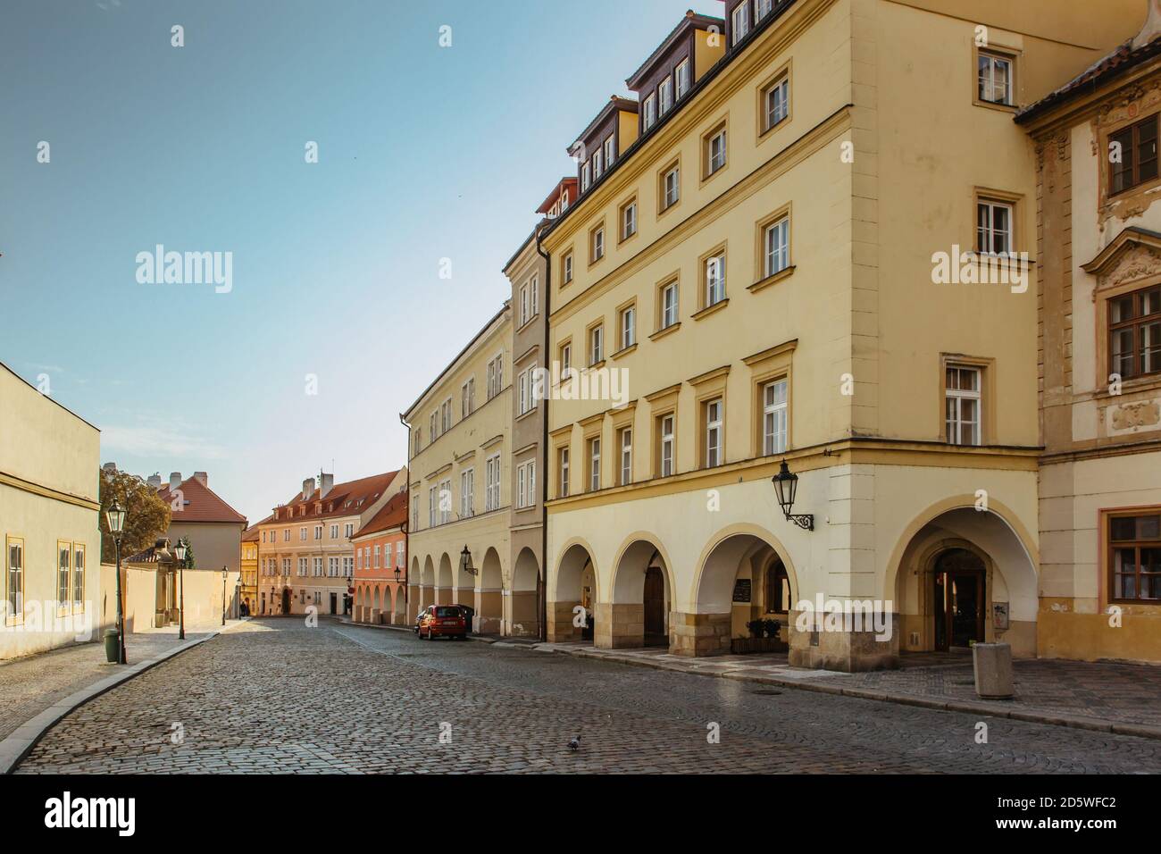 Via vuota con case colorate a Praga, capitale ceca. Nessun turista, nessun giro turistico durante COVID 19 quarantena, settembre 2020.Centro storico WIT Foto Stock