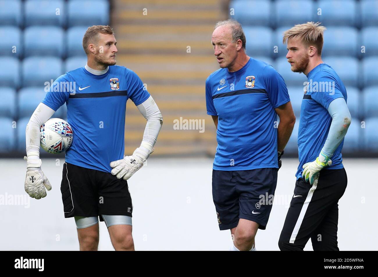 Portiere di Coventry City Liam o'Brien (a sinistra) portiere di Coventry City Lee Burge (a destra) e allenatore di portiere Steve Ogrizovic Foto Stock