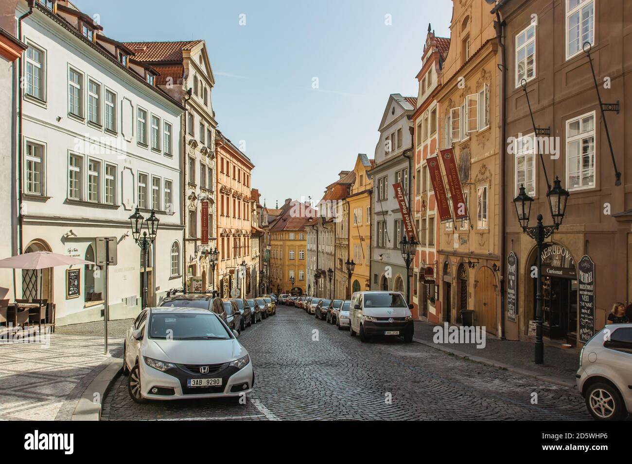 Praga, Repubblica Ceca - 16 settembre 2020. Strade vuote e colorate della capitale ceca. Nessun turista durante la quarantena COVID 19. Centro storico con Foto Stock