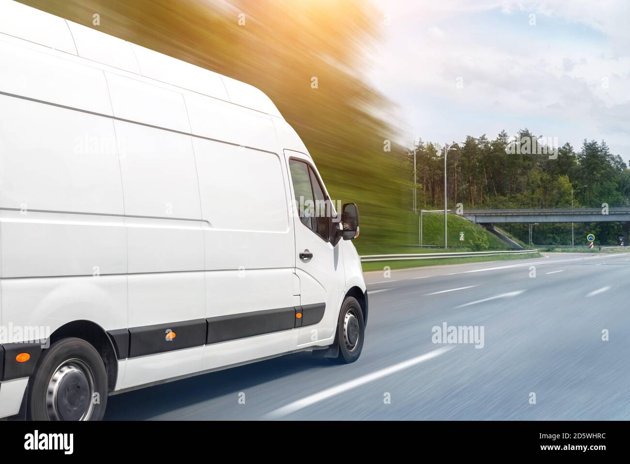 Bianco consegna moderna furgone cargo cargo cargo piccola spedizione in rapido movimento sulla strada autostradale per la città sobborgo urbano. Distribuzione e logistica di affari espressa Foto Stock