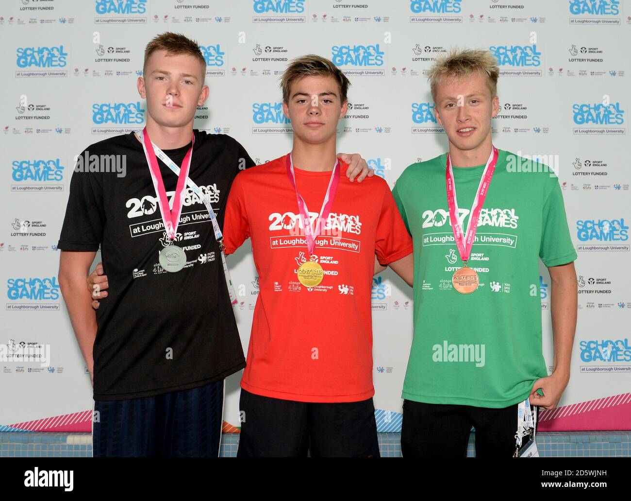 Inghilterra Nord Charlie Brown (argento), Galles 'Ioan Evans (oro) e Irlanda Sean Scannell (bronzo) con le loro medaglie dopo i ragazzi 200 m backstroke nel nuoto durante il quarto giorno dei Giochi scolastici 2017 Foto Stock