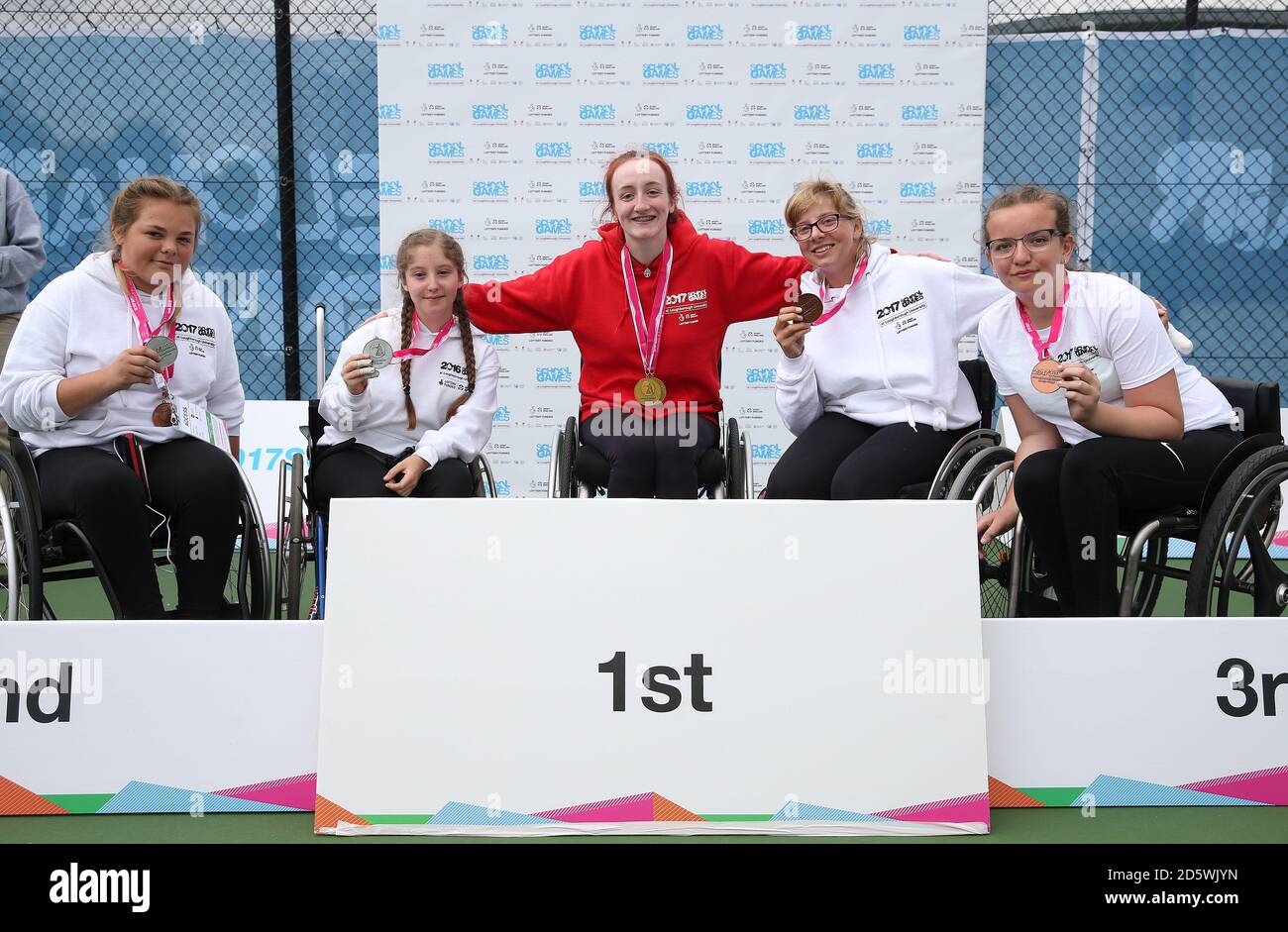 Wales Fran Smith, (C) riceve Gold, England White Ruby Bishop, Martha Harris, Silver and England Blue, Abbie Breakwell e Megan Bradley The Bronze durante le finali dei Giochi scolastici 2017 il tennis raddoppia le finali Foto Stock