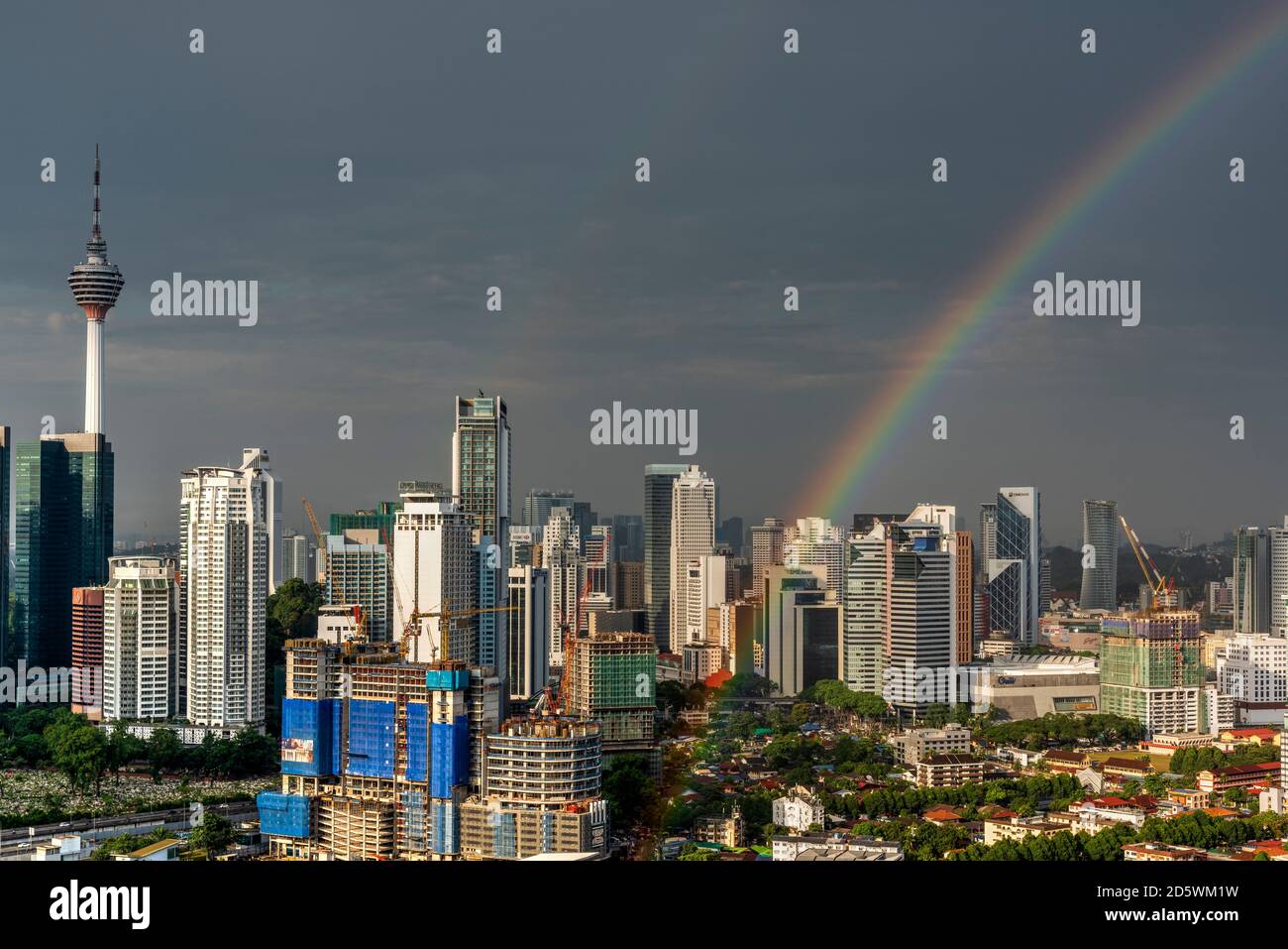 Skyline della città con arcobaleno in un cielo tempestoso, Kuala Lumpur, Malesia Foto Stock