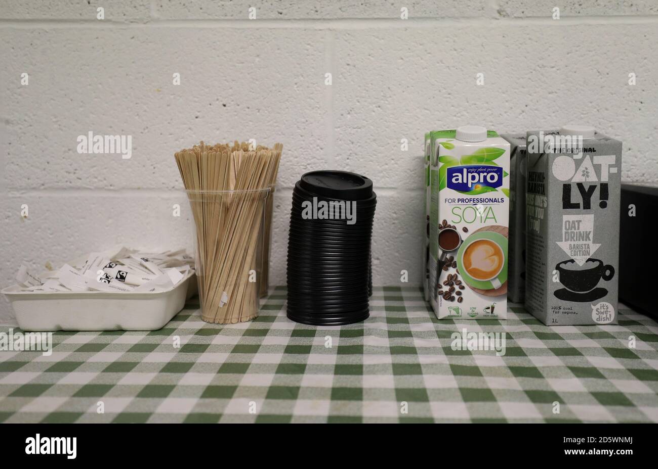 Soya e latte OAT fuori da uno snack bar presso il New Lawn Stadium, sede della Foresta Green Rover Foto Stock