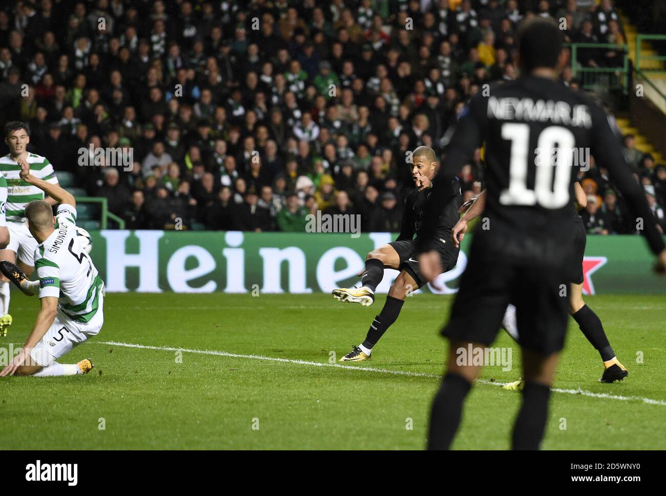 Kylian Mbappe di Parigi Saint-Germain segna il secondo goal Foto Stock