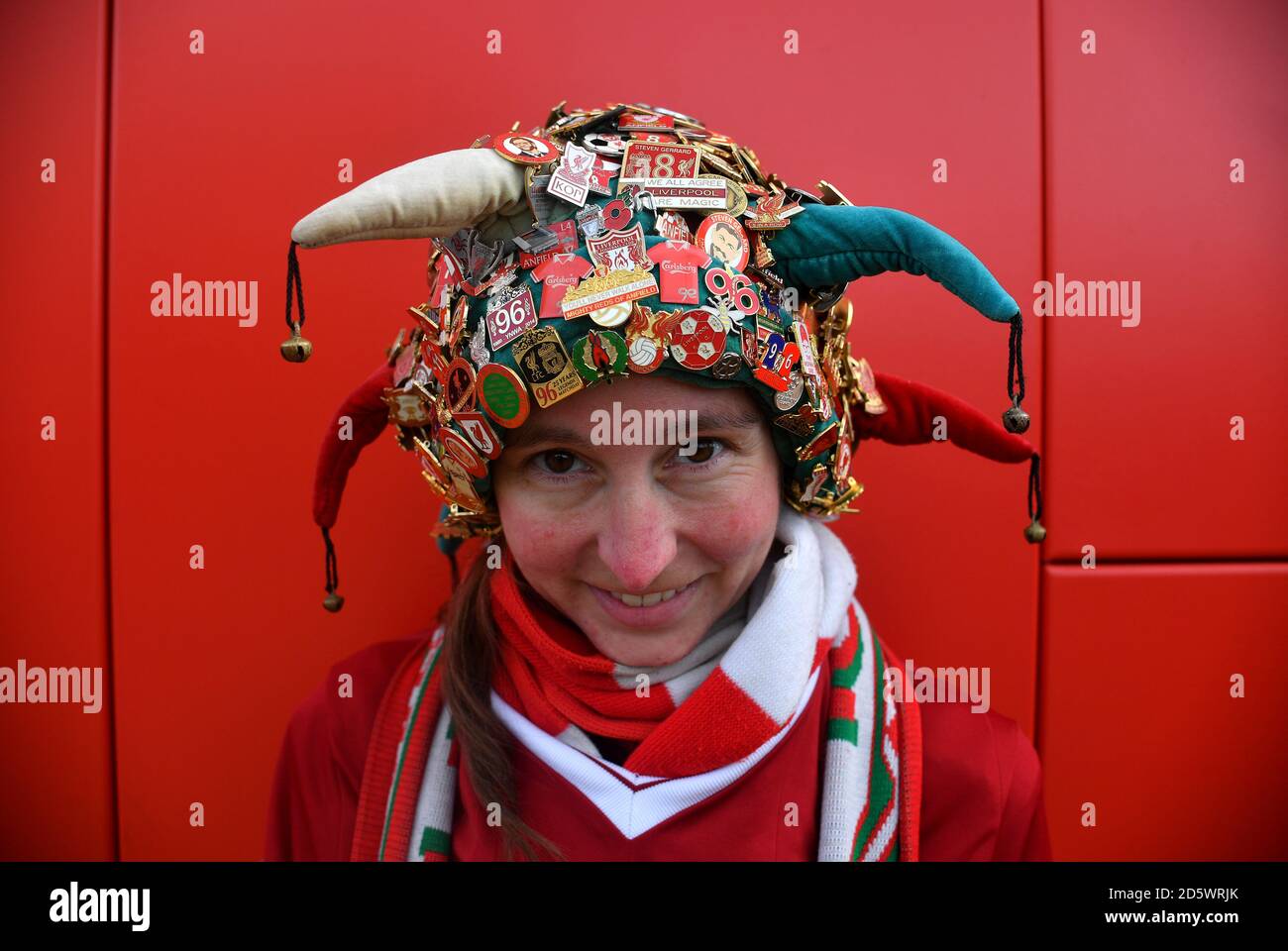 Un fan di Liverpool fuori terra con badge puntini il suo cappello prima del gioco Foto Stock