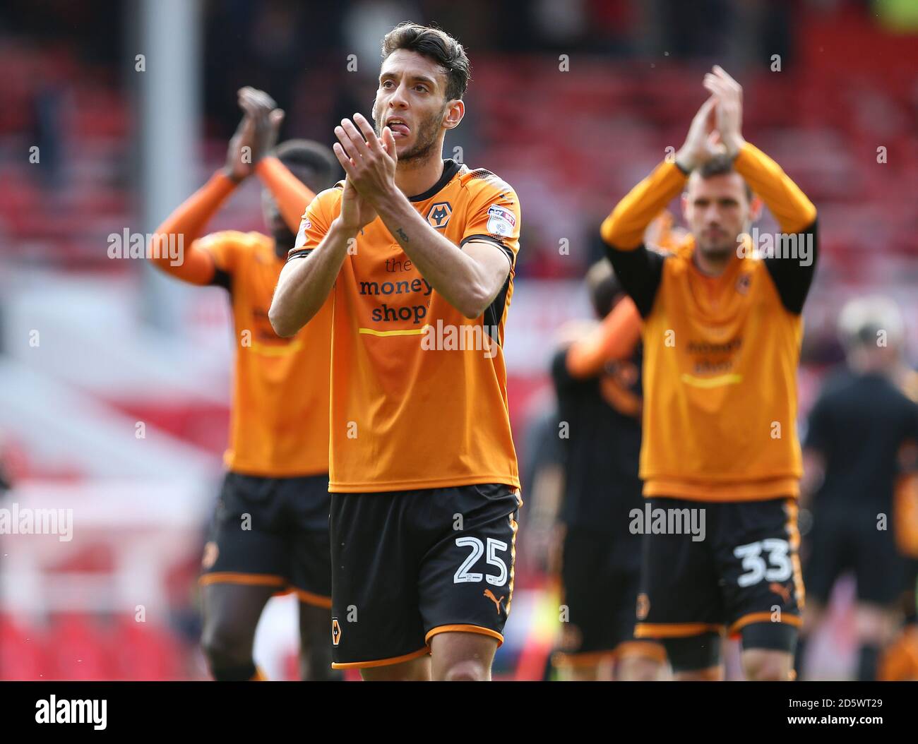 Il Roderick Miranda di Wolverhampton Wanderers festeggia alla fine del Gioco contro la foresta di Nottingham Foto Stock