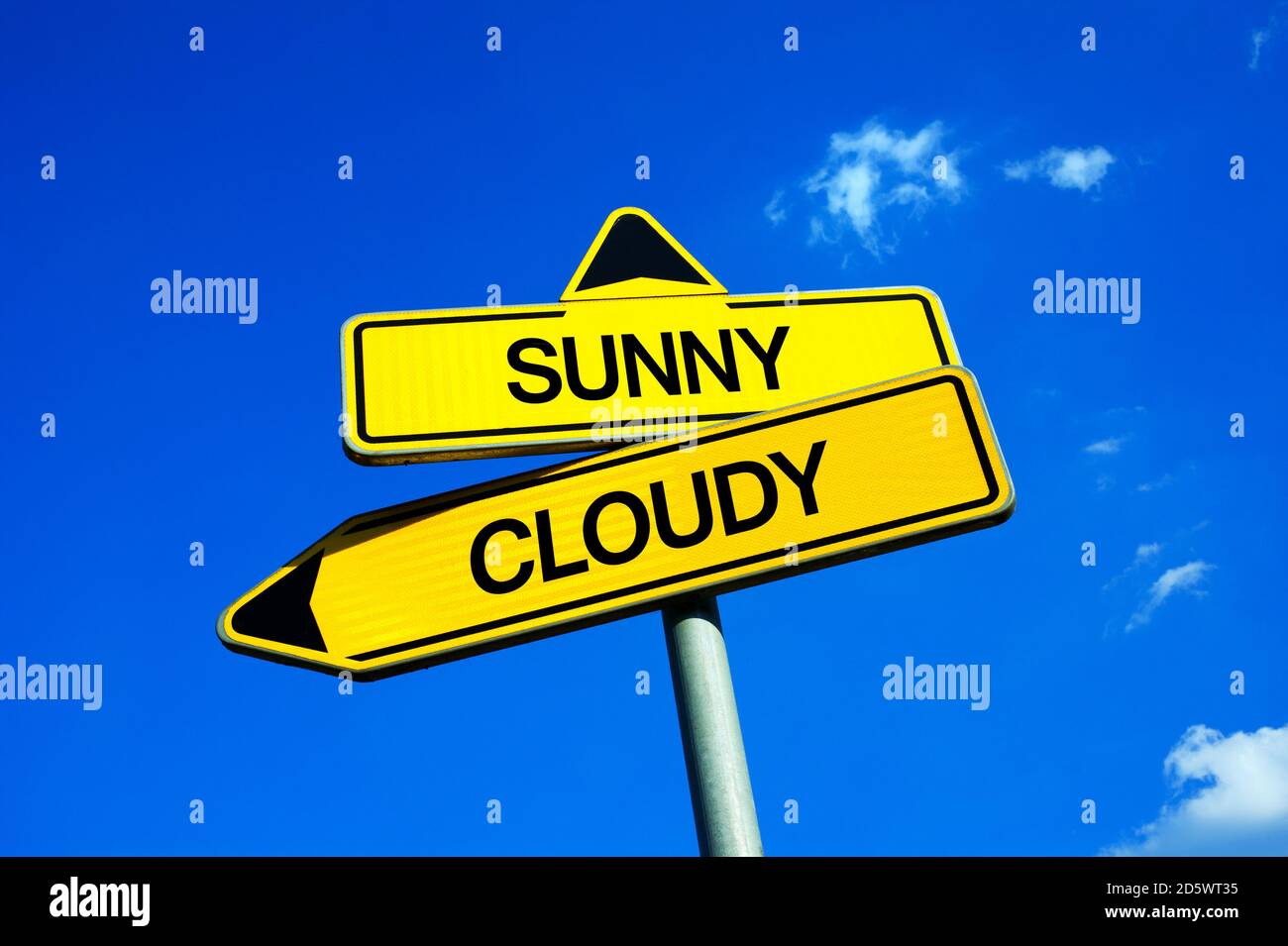 Soleggiato vs nuvoloso - segnale di traffico con due opzioni - meteorologia e previsioni meteo, previsione meteorologica e prognosi di bel tempo e brutto Foto Stock