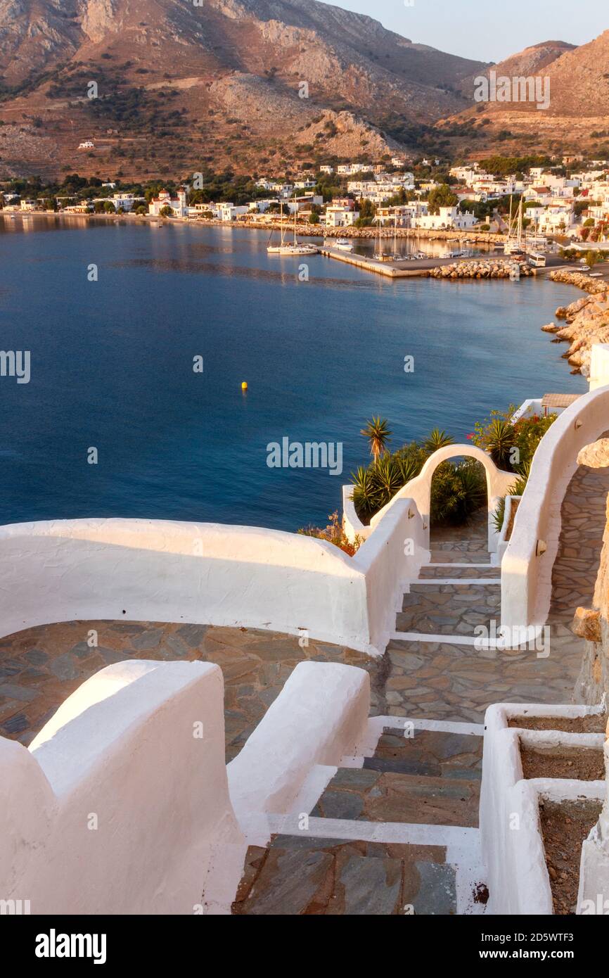 Livadia città, vista panoramica del porto principale di Tilos isola, nel complesso Dodecanese, Grecia, Europa. Foto Stock