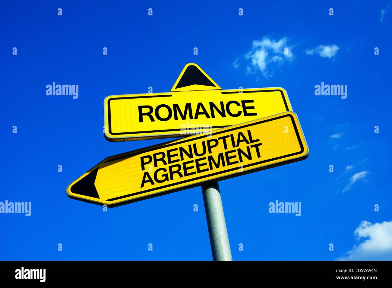 Romanticismo vs accordo prenuptial - segnale di traffico con due opzioni - fiducia tra marito e moglie durante il matrimonio vs sicurezza e protezione dei coniugi Foto Stock